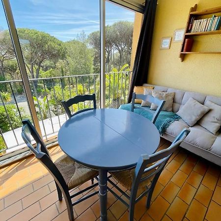 Bel appartement avec mezzanine, vue mer et piscine Cogolin Extérieur photo