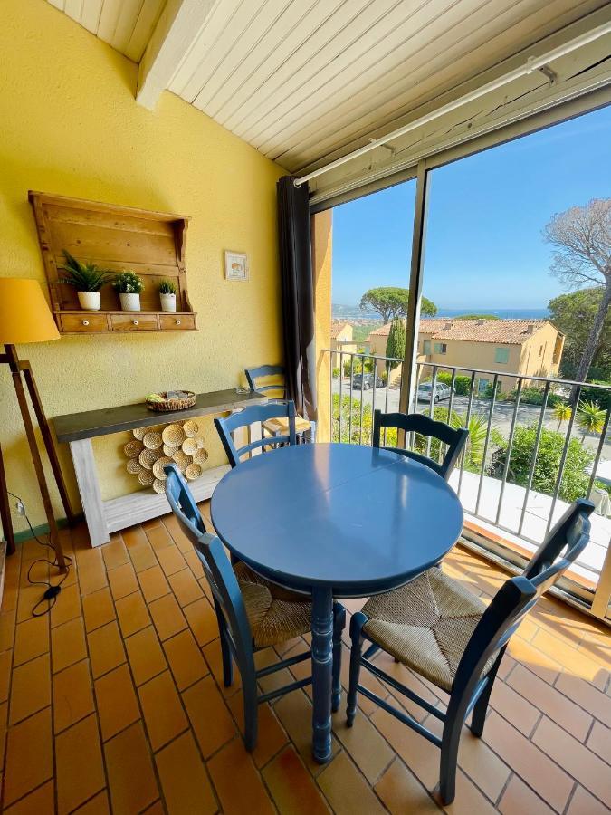 Bel appartement avec mezzanine, vue mer et piscine Cogolin Extérieur photo