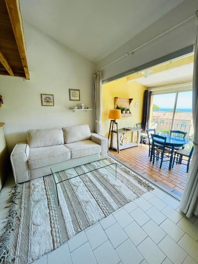 Bel appartement avec mezzanine, vue mer et piscine Cogolin Extérieur photo