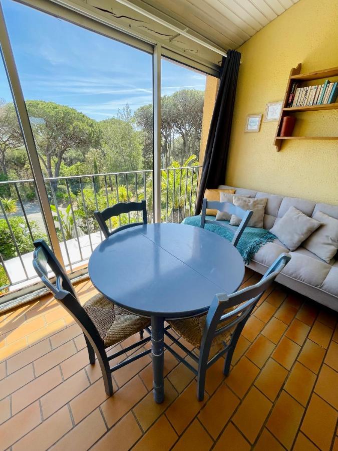 Bel appartement avec mezzanine, vue mer et piscine Cogolin Extérieur photo