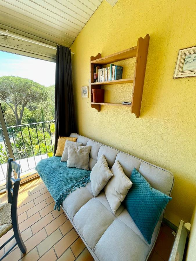 Bel appartement avec mezzanine, vue mer et piscine Cogolin Extérieur photo