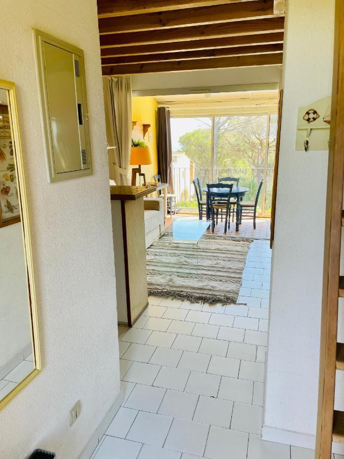 Bel appartement avec mezzanine, vue mer et piscine Cogolin Extérieur photo