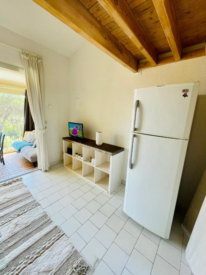 Bel appartement avec mezzanine, vue mer et piscine Cogolin Extérieur photo